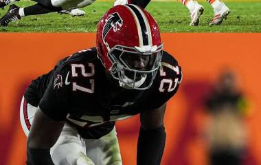 Los Falcons confirmaron estar al tanto del caso, mientras el jugador enfrenta múltiples acusaciones legales.