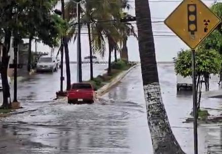 $!Una vez más se inunda la avenida Cruz Lizárraga tras constante lluvia en Mazatlán