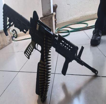 $!Operativo militar en Colinas del Rey deja tres detenidos y arsenal asegurado