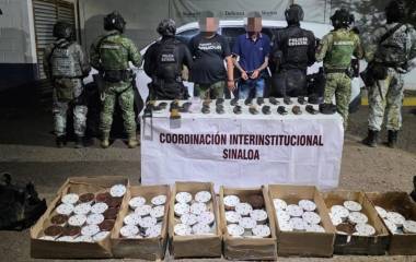 Elementos de seguridad resguardan a los dos detenidos y el armamento asegurado en Concordia.