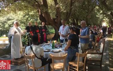 El Papa León XIV almuerza este sábado con aproximadamente doscientas personas vulnerables asistidas por la Diócesis de Roma, entre ellas, 35 niños.