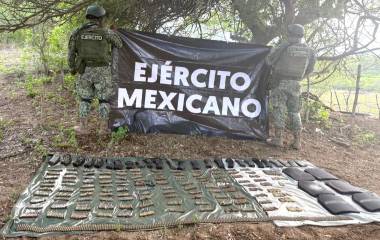 Armamento táctico, explosivos y municiones asegurados por las fuerzas federales en el sur de Sinaloa.