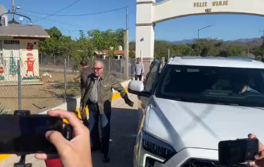 El Gobernador de Sinaloa Rubén Rocha Moya a su llegada a Badiraguato.