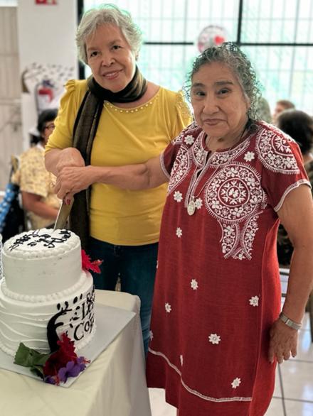 $!Amalia Lora y María Pérez fueron las encargadas de realizar el corte del partel.