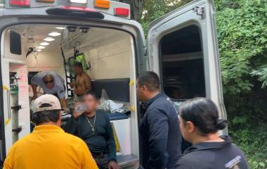 Personal de la Secretaría de Marina auxilió a personas afectadas por picaduras de abejas en la zona rural de Mazatlán.