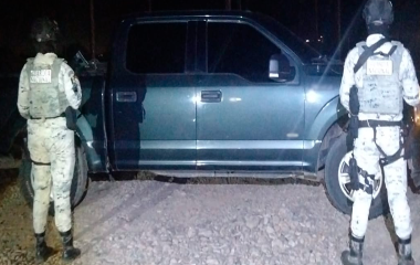 Elementos de la Guardia Nacional aseguraron un vehículo y armas en la sindicatura de Costa Rica.