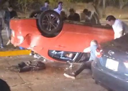 $!Volcadura de automóvil en Mazatlán de tres heridos de gravedad