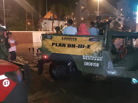 Traslada Ejército a 162 personas tras lluvias en Mazatlán