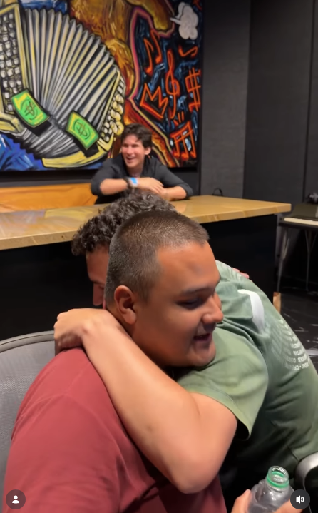 $!Momento emotivo cuando Edén Muñoz le dice a José Luis que producirá su primer disco.