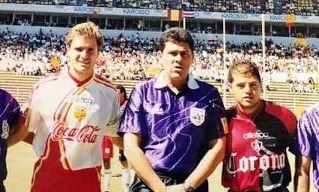 El ex árbitro León Francisco Padró Borja (centro) murió a los 68 años.