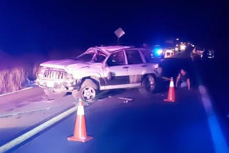 $!Un muerto y una lesionada deja volcadura de camioneta al norte de Mazatlán