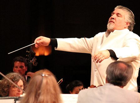 Andrés Cárdenes, director de orquesta cubano y destacado violinista, dirigirá la OSSLA este jueves.