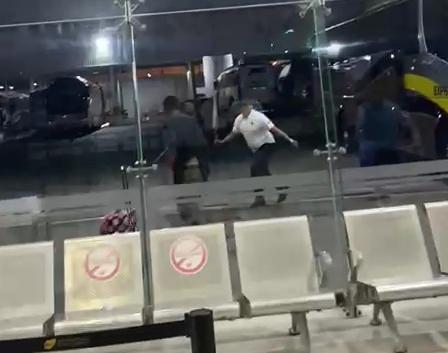 $!Hombre armado con cuchillo provoca pánico y se lleva autobús con todo y chofer, en Mazatlán; ya está detenido