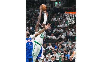 Boston arrasa 123-91 a Philadelphia y toma ventaja en playoffs.