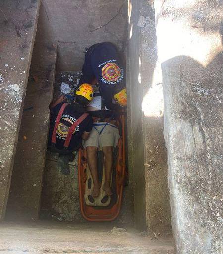 Cae adulto mayor al interior de una tumba en el panteón Jardín; lo rescatan Bomberos Veteranos