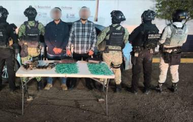 Los detenidos y el material bélico asegurado quedaron a disposición de las autoridades federales.
