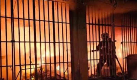 $!Se incendia bodega de solventes en el fraccionamiento Tellería, en Mazatlán