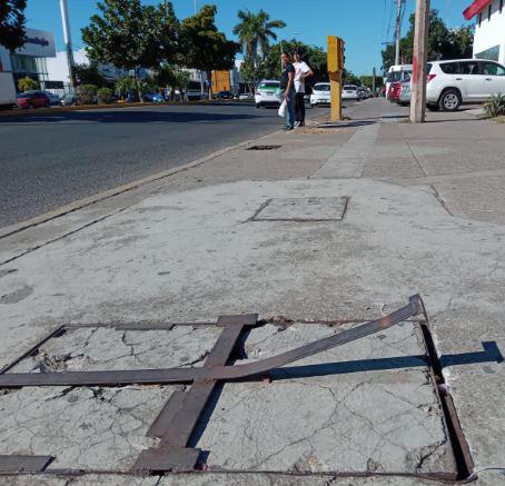 $!Varilla levantada en la banqueta de la esquina de Flamingos y Ejército Mexicano en Lomas del Mar.