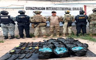 Fuerzas federales detuvieron a dos hombres y aseguraron armas, municiones y mil 520 dosis de marihuana.
