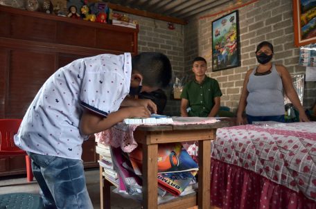 Aislados y sin internet: jóvenes padecen exclusión escolar durante la epidemia