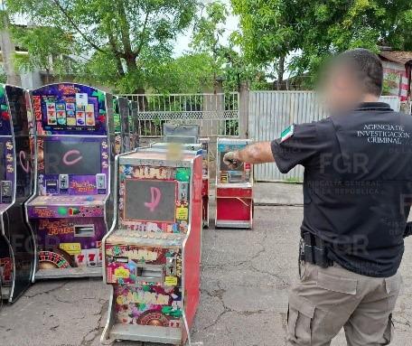 $!Tras cateo en la Rafael Buelna, en Culiacán, FGR reporta 77 tragamonedas y municiones aseguradas