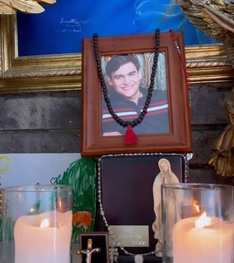 Maribel Guardia muestra camino de flores que llevan a las cenizas de su hijo Julián