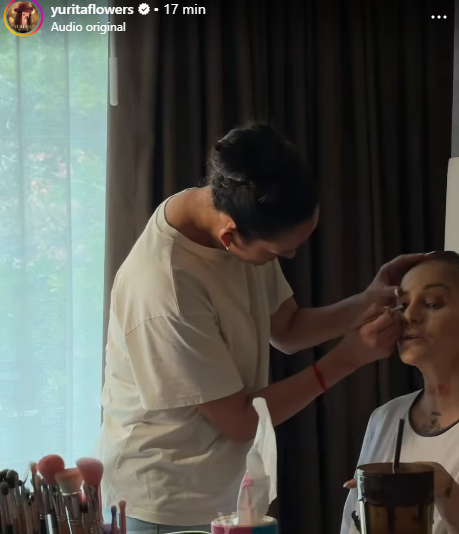 $!Lolita Cortés recibe los últimos retoques de maquillaje antes de participar en el video junto a Yuridia.