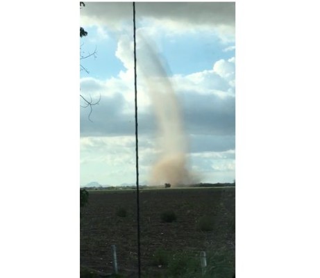 VIDEO Ciudadanos captan tornado en Navolato