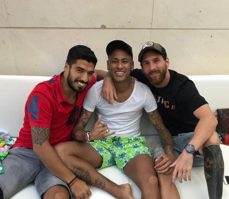 El Barcelona demanda a Neymar mientras el brasileño sonríe junto a Messi