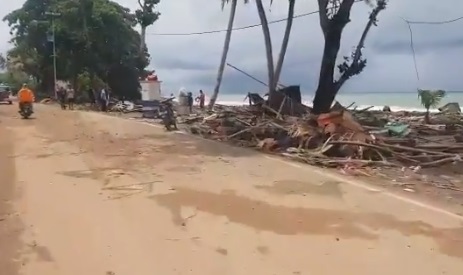 VIDEOS Más de 200 muertos deja tsunami en Indonesia