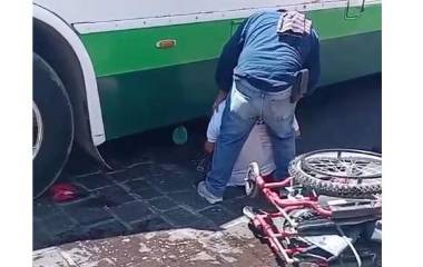 Al parecer, el adulto mayor intentó cruzar la Aquiles Serdán a bordo de su silla de ruedas, cuando fue impactado por el pesado transporte.