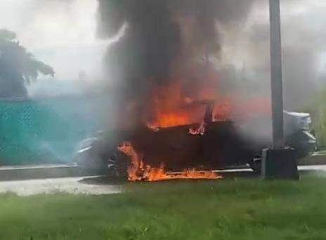 $!Incendio consume por completo un auto en Mazatlán; conductor sale ileso