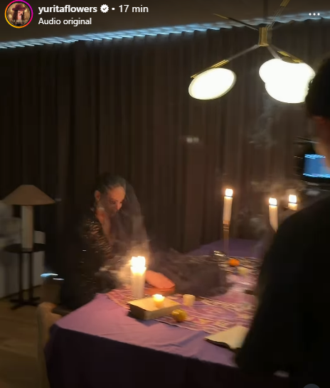 $!La cantante sonorense calificó el encuentro como “el más top” de su historia. En el video se observa a Lolita Cortés mientras le lee las cartas a Yuridia.