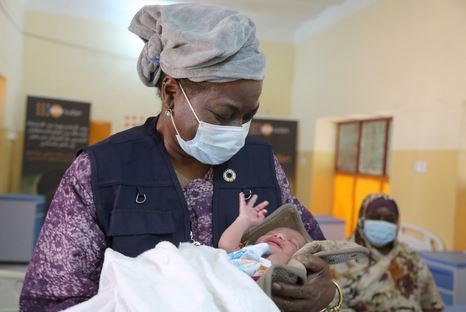 $!La directora ejecutiva del Fondo de Población, Natalia Kanem, sostiene un recién nacido en el ala de maternidad de un hospital de Sudán.
