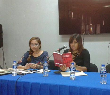 El público disfruta la intervención de integrantes del colectivo La Colmena, en la primera edición del programa en el puerto.