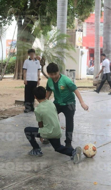$!Dos mochilas, un balón y el sueño mundialista: jóvenes salen a jugar su propia cascarita