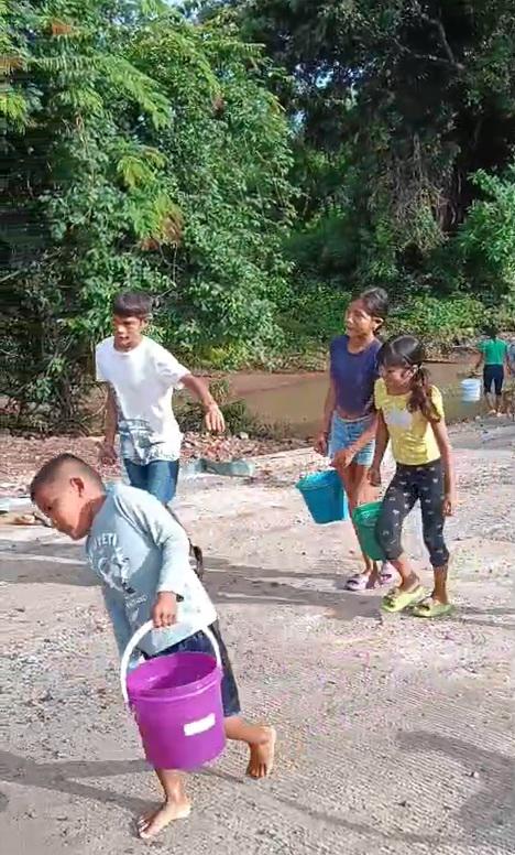 $!Reparan adultos y niños camino deshecho por lluvias, en Escuinapa