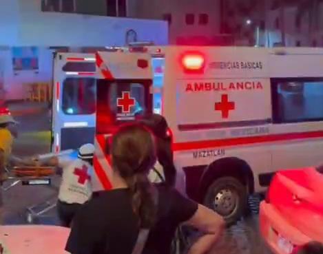 $!Muere bañista tras ser rescatado en Olas Altas, Mazatlán