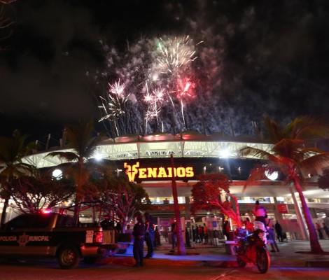 Los fuegos artificiales aparecieron para cerrar el breve acto inaugural de la temporada en el Teodoro Mariscal.