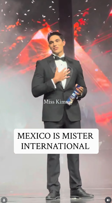 $!El joven mazatleco celebró en Tailandia la obtención del título internacional.