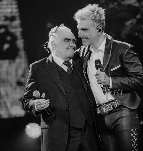 $!Alejandro Fernández ensaya con su hijo el tema ‘Perdón’, canción que solo canta con Vicente Fernández