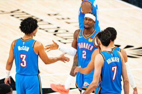 Shai Gilgeous-Alexander es felicitado por sus compañeros.