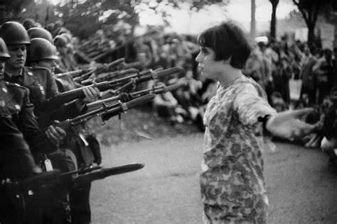 $!Jan Rose Kasmir, de 17, protesta por guerra de Viet Nam.