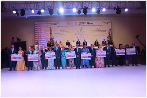 $!Representantes de cada una de las regiones que recibieron cheques simbólicos por concepto de beneficio de Jubilación o Retiro.