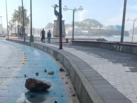 $!Fuerte lluvia provoca deslave en el Cerro de la Nevería, en Mazatlán, a la altura de la Cueva del Diablo
