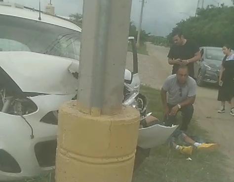 Conductor se desvanece al volante, choca con poste y muere en el hospital de Mazatlán