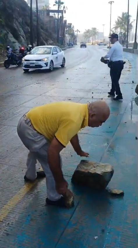 $!Fuerte lluvia provoca deslave en el Cerro de la Nevería, en Mazatlán, a la altura de la Cueva del Diablo