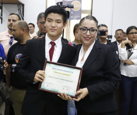 Hiroto Javier Yoshii Mizukami muestra su reconocimiento.