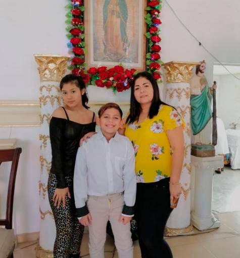 Comulga por primera vez