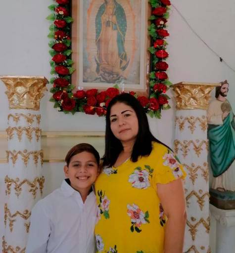 Comulga por primera vez